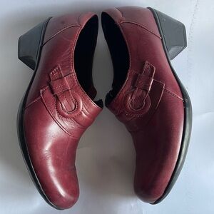 Clarks Ingalls Twist ankle Bootie 8.5M Block Heel Red Burgundy Leather w zipper